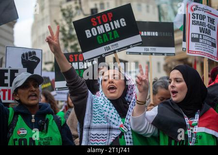 London, England, Großbritannien. Oktober 2023. Tausende marschieren in Zentral-London zu propalästinensischen Protesten, während Israel sich auf die Invasion des Gazastreifens vorbereitet. (Kreditbild: © Tayfun Salci/ZUMA Press Wire) NUR REDAKTIONELLE VERWENDUNG! Nicht für kommerzielle ZWECKE! Stockfoto