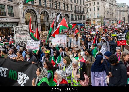 Regent Street, London, Großbritannien. Oktober 2023. Während der Konflikt zwischen Israel und der Hamas anhält, findet ein Protest gegen die Eskalation der militärischen Aktionen im Gazastreifen statt. Organisiert von Gruppen wie der Palästinensischen Solidaritätskampagne und der Stop the war Coalition mit dem Titel „nationale Demonstration: Marsch für Palästina“ und mit Aufrufen zur „Beendigung der Gewalt“ und „Beendigung der Apartheid“ versammelten sich die Demonstranten vor der BBC in Portland Place und marschieren die Regent Street entlang Stockfoto