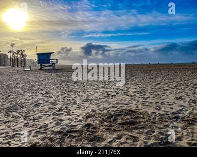 Rettungshütte bei Sonnenaufgang am berühmten und wunderschönen weißen und goldenen Sandstrand von Santa Monica in Kalifornien der Vereinigten Staaten von Amerika. Stockfoto