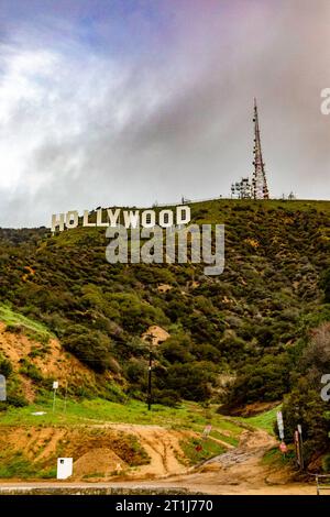 Los Angeles United States; 15. Januar 2023: Wunderschönes vertikales Foto des Hollywood-Schilds auf der Spitze des Los Angeles Berges, im Bundesstaat CA Stockfoto