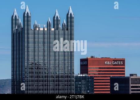 Die Spitze des PPG Place Gebäudes neben dem K und L Gates Gebäude in der Innenstadt von Pittsburgh, Pennsylvania, USA Stockfoto