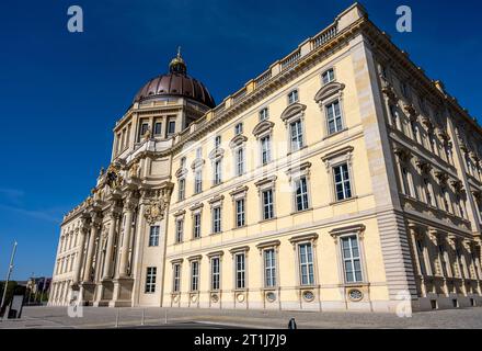 Das wiederaufgebaute Berliner Stadtschloss vor einem tiefblauen Himmel Stockfoto