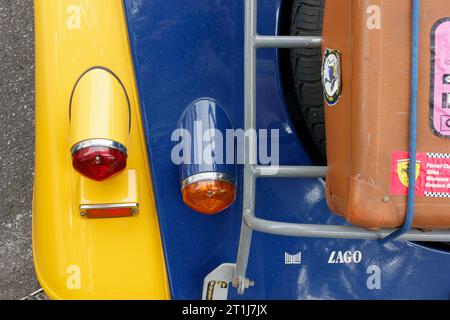 DESENZANO DEL GARDA, Italien - 27. August 2023: Nahaufnahme der Rückseite eines blau-gelben Oldtimers, von oben gesehen Stockfoto