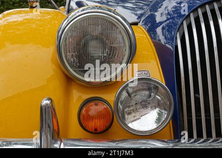 DESENZANO DEL GARDA, Italien - 27. August 2023: Nahaufnahme des vorderen Teils eines blau-gelben Oldtimers Stockfoto