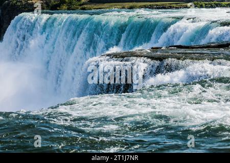 Panoramablick auf die Niagarafälle, die American Falls und die Rainbow International Bridge an einem sonnigen Tag in den Niagarafällen, USA Stockfoto