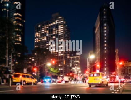 Unschärfe der New Yorker Straßenszene bei Nacht Stockfoto