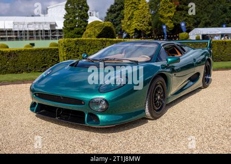 Jaguar XJ220-S TWR, ausgestellt auf der Salon Privé Concours d’Elégance Motorshow im Blenheim Palace. Stockfoto