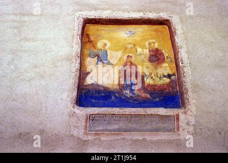 Arges County, Rumänien, 2000. Außenansicht der Kirche „die Verkündigung“ im Kloster Cotmeana, ein historisches Denkmal aus dem 14. Jahrhundert. Gemälde mit der Krönung der Jungfrau Maria, mit einer Inschrift in slawischer Sprache. Stockfoto