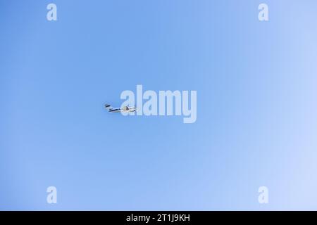 Kleines einmotoriges Flugzeug n18471, das über montauk fährt Stockfoto