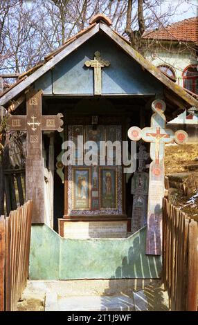 Wunderschönes Kruzifix am Straßenrand in Tutana, Arges County, Rumänien, 2000 Stockfoto
