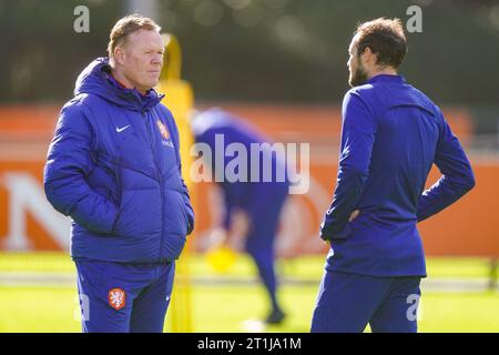 Zeist, Niederlande. Oktober 2023. ZEIST, NIEDERLANDE - 14. OKTOBER: Trainer Ronald Koeman aus den Niederlanden und Daley Blind aus den Niederlanden während eines Trainings der niederländischen Fußballmannschaft auf dem KNVB Campus am 14. Oktober 2023 in Zeist, Niederlande. (Foto von Joris Verwijst/Orange Pictures) Credit: Orange Pics BV/Alamy Live News Stockfoto