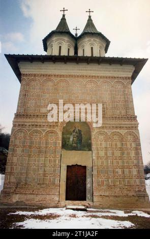 Tutana, Landkreis Arges, Rumänien, 2000. Außenansicht der St.. Athanasius-Kirche im Tutana-Kloster, ein historisches Denkmal aus dem 15. Jahrhundert. Ein Fresko des schutzheiligen über dem Eingang und die ursprüngliche Inschrift in Stein gemeißelt. Stockfoto