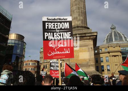 Die israelisch-palästinensische Friedensdemonstration, das Graay's Monument, die Situation in Israel und Palästina entwickelt sich aktiv, ebenso wie die Bedürfnisse der Zivilbevölkerung in der Region. Die Terrorgruppe Hamas startete am 7. Oktober einen Terroranschlag auf Israel, bei dem mehr als 1.200 Menschen ums Leben kamen. Newcastle Upon Tyne, Großbritannien, 14. Oktober 2023, Credit: DEW/Alamy Live News Stockfoto