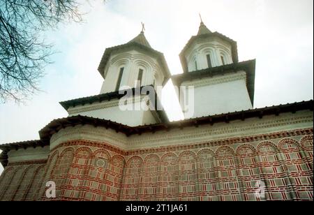 Tutana, Landkreis Arges, Rumänien, 2000. Außenansicht der St.. Athanasius-Kirche im Tutana-Kloster, ein historisches Denkmal aus dem 15. Jahrhundert. Stockfoto