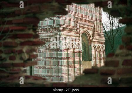 Tutana, Landkreis Arges, Rumänien, 2000. Außenansicht der St.. Athanasius-Kirche im Tutana-Kloster, ein historisches Denkmal aus dem 15. Jahrhundert. Stockfoto