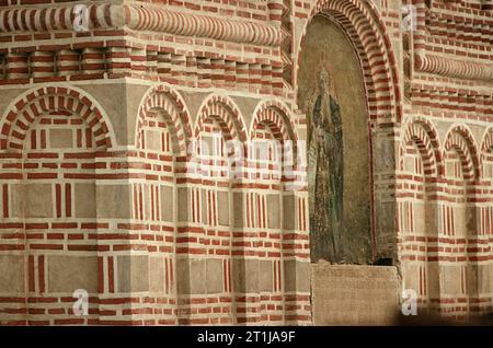 Tutana, Landkreis Arges, Rumänien, 2000. Außenansicht der St.. Athanasius-Kirche im Tutana-Kloster, ein historisches Denkmal aus dem 15. Jahrhundert. Stockfoto