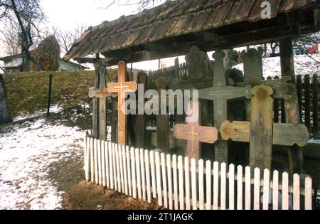 Tutana, Landkreis Arges, Rumänien, 2000. Kreuze am Straßenrand zum Gedenken an die Toten im Dorf. Stockfoto