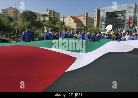 Beirut, Libanon. Oktober 2023. Tausende von Menschen demonstrieren am 13. Oktober 2023 in Beirut, Libanon, pro Palästina. (Foto: Elisa Gestri/SIPA USA) Credit: SIPA USA/Alamy Live News Stockfoto