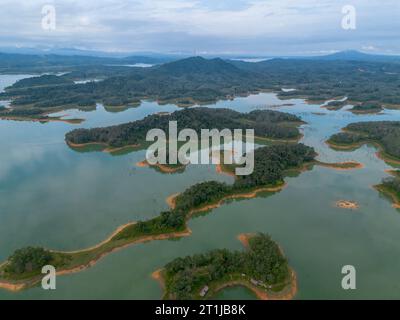 Luftaufnahme der Touristenattraktion Ulu Kasok Riau, Raja Ampat Möchtegern in der Provinz Riau, Insel Sumatra, Indonesien. Stockfoto