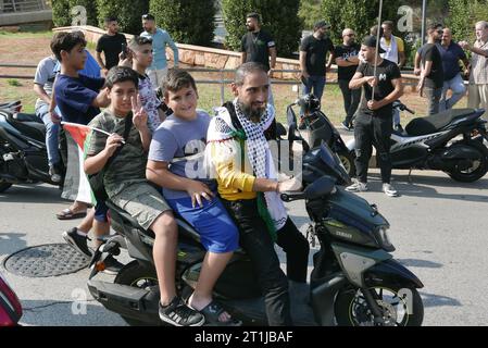 Beirut, Libanon. Oktober 2023. Tausende von Menschen demonstrieren am 13. Oktober 2023 in Beirut, Libanon, pro Palästina. (Foto: Elisa Gestri/SIPA USA) Credit: SIPA USA/Alamy Live News Stockfoto