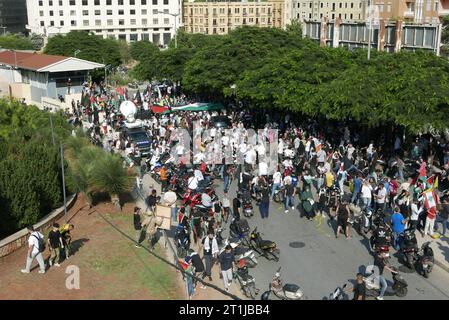 Beirut, Libanon. Oktober 2023. Tausende von Menschen demonstrieren am 13. Oktober 2023 in Beirut, Libanon, pro Palästina. (Foto: Elisa Gestri/SIPA USA) Credit: SIPA USA/Alamy Live News Stockfoto