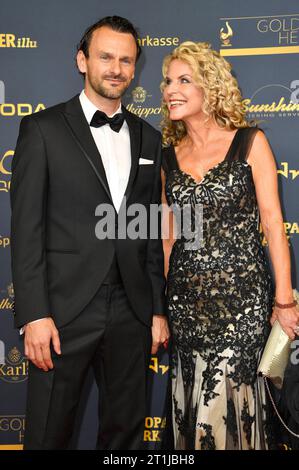 Victoria Herrmann mit Freund David Böthig bei der 29. Verleihung der Goldenen Henne 2023 im Studio 3 der Media City des MDR. Leipzig, 13.10.2023 *** Victoria Herrmann mit Freund David Böthig bei der 29 Preisverleihung der Goldenen Hen 2023 im Studio 3 der Medienstadt MDR Leipzig, 13 10 2023 Foto:Xn.xKubelkax/xFuturexImagex henne 3363 Credit: Imago/Alamy Live News Stockfoto