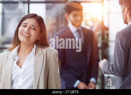 Verschiedene Unternehmensteams versammeln sich, um Informationen und Pläne auszutauschen Stockfoto