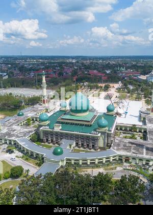 Aus der Vogelperspektive auf eine nur große Moschee, Pekanbaru, Riau, Indonesien mit blauem Himmel. Stockfoto