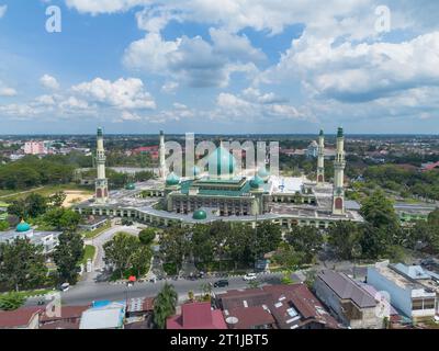 Aus der Vogelperspektive auf eine nur große Moschee, Pekanbaru, Riau, Indonesien mit blauem Himmel. Stockfoto