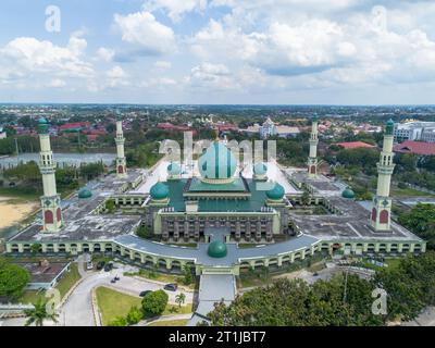 Aus der Vogelperspektive auf eine nur große Moschee, Pekanbaru, Riau, Indonesien mit blauem Himmel. Stockfoto