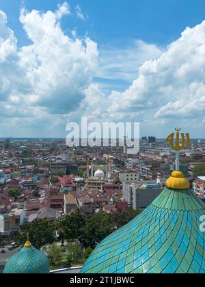 Aus der Vogelperspektive auf eine nur große Moschee, Pekanbaru, Riau, Indonesien mit blauem Himmel. Stockfoto