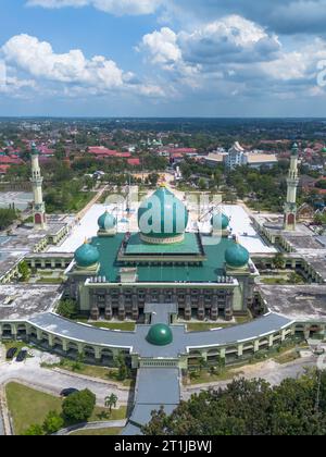 Aus der Vogelperspektive auf eine nur große Moschee, Pekanbaru, Riau, Indonesien mit blauem Himmel. Stockfoto