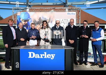 Trainer Aidan O'Brien (2. Rechts) und Jockey Ryan Moore (3. Links) im Siegergehäuse, nachdem er am zweiten Tag des Dubai Future Champions Festivals auf der Newmarket Racecourse in Suffolk die Dewhurst Stakes des Native Trail mit City of Troy gewonnen hatte. Bilddatum: Samstag, 14. Oktober 2023. Stockfoto