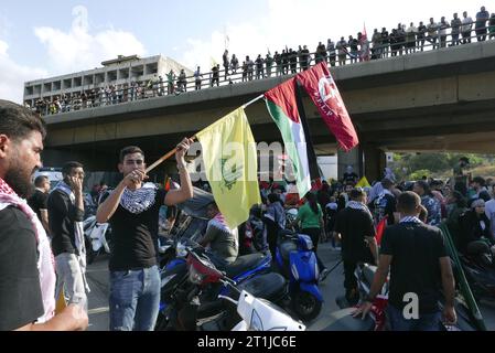 Beirut, Libanon. Oktober 2023. Tausende von Menschen demonstrieren am 13. Oktober 2023 in Beirut, Libanon, pro Palästina. (Foto: Elisa Gestri/SIPA USA) Credit: SIPA USA/Alamy Live News Stockfoto