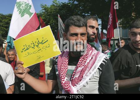 Beirut, Libanon. Oktober 2023. Tausende von Menschen demonstrieren am 13. Oktober 2023 in Beirut, Libanon, pro Palästina. (Foto: Elisa Gestri/SIPA USA) Credit: SIPA USA/Alamy Live News Stockfoto