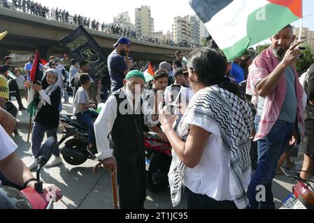 Beirut, Libanon. Oktober 2023. Tausende von Menschen demonstrieren am 13. Oktober 2023 in Beirut, Libanon, pro Palästina. (Foto: Elisa Gestri/SIPA USA) Credit: SIPA USA/Alamy Live News Stockfoto