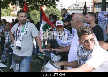 Beirut, Libanon. Oktober 2023. Tausende von Menschen demonstrieren am 13. Oktober 2023 in Beirut, Libanon, pro Palästina. (Foto: Elisa Gestri/SIPA USA) Credit: SIPA USA/Alamy Live News Stockfoto