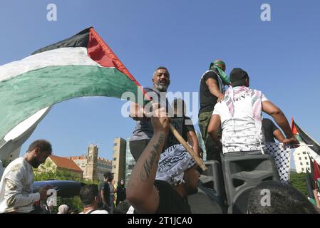 Beirut, Libanon. Oktober 2023. Tausende von Menschen demonstrieren am 13. Oktober 2023 in Beirut, Libanon, pro Palästina. (Foto: Elisa Gestri/SIPA USA) Credit: SIPA USA/Alamy Live News Stockfoto
