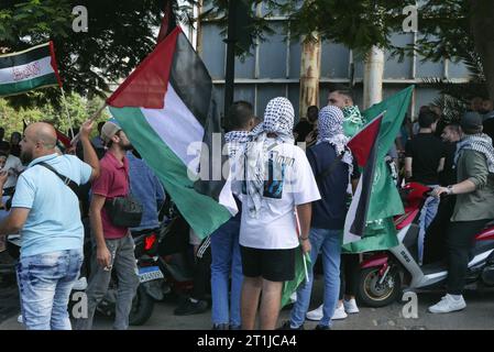 Beirut, Libanon. Oktober 2023. Tausende von Menschen demonstrieren am 13. Oktober 2023 in Beirut, Libanon, pro Palästina. (Foto: Elisa Gestri/SIPA USA) Credit: SIPA USA/Alamy Live News Stockfoto