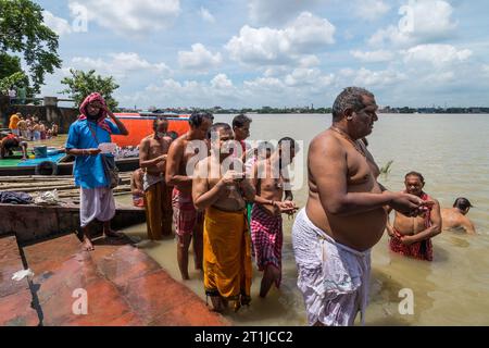 Kalkutta, Westbengalen, Indien. Oktober 2023. Hindugeweihte in Kalkutta, Indien, versammelten sich im Ganges, um ihren Vorfahren während der Mahalaya-Feier Gebete zu geben. Unter der Leitung eines Priesters nahmen sie am Tarpana-Programm Teil, einem Ritual der Dankbarkeit und des Respekts gegenüber ihren Vorfahren. Heute erlebte Kalkutta durch dieses Programm erhebliche Stauungen auf allen Ghats. Die Tarpana wurde auf Mahalaya ausgeführt, wie es im Ritual vorgesehen war. (Kreditbild: © Saurabh Sirohiya/ZUMA Press Wire) NUR REDAKTIONELLE VERWENDUNG! Nicht für kommerzielle ZWECKE! Stockfoto