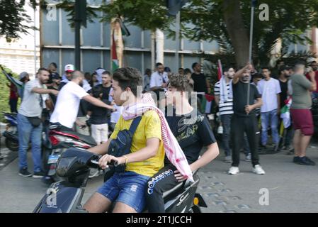 Beirut, Libanon. Oktober 2023. Tausende von Menschen demonstrieren am 13. Oktober 2023 in Beirut, Libanon, pro Palästina. (Foto: Elisa Gestri/SIPA USA) Credit: SIPA USA/Alamy Live News Stockfoto