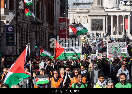 Whitehall, London, Großbritannien. Oktober 2023. Während der Konflikt zwischen Israel und der Hamas anhält, findet ein Protest gegen die Eskalation der militärischen Aktionen im Gazastreifen statt. Organisiert von Gruppen wie der Palästinensischen Solidaritätskampagne und der Stop the war Coalition mit dem Titel „nationale Demonstration: Marsch für Palästina“ und mit Aufrufen zur „Beendigung der Gewalt“ und „Beendigung der Apartheid“ versammelten sich die Demonstranten vor der BBC in Portland Place und marschieren nach Whitehall. Palästinensische Fahnen und Menschenmassen Stockfoto