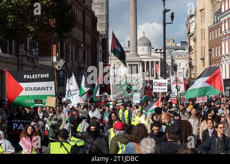 Whitehall, London, Großbritannien. Oktober 2023. Während der Konflikt zwischen Israel und der Hamas anhält, findet ein Protest gegen die Eskalation der militärischen Aktionen im Gazastreifen statt. Organisiert von Gruppen wie der Palästinensischen Solidaritätskampagne und der Stop the war Coalition mit dem Titel „nationale Demonstration: Marsch für Palästina“ und mit Aufrufen zur „Beendigung der Gewalt“ und „Beendigung der Apartheid“ versammelten sich die Demonstranten vor der BBC in Portland Place und marschieren nach Whitehall. Palästinensische Fahnen und Menschenmassen Stockfoto