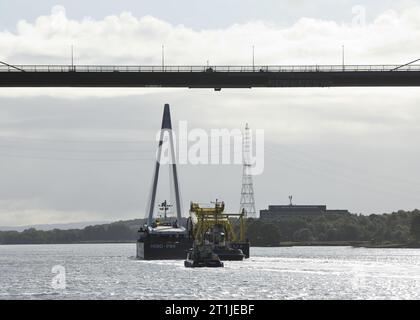 Old Kilpatrick, Glasgow, Schottland. UK. 14. Oktober 2023 die neue Brücke von Govan nach Partick kommt auf dem Fluss Clyde mit einem Lastkahn von den Niederlanden bei Old Kilpatrick in der Nähe von Glasgow in Schottland auf dem Weg zum Fluss Govan an an. Gutschrift. Douglas Carr/Alamy Live News Stockfoto