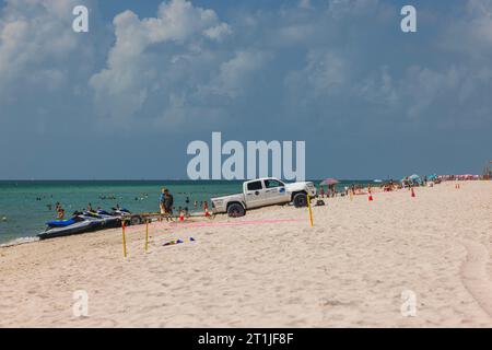 Weißer Jeep parkte, um Wasserroller in den Rücken von Miami Beach an der Küste des Atlantischen Ozeans zu laden. USA. Miami Beach. Stockfoto