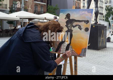 Madrid, Spanien. Oktober 2023. Ein Maler während der Feier des 20. Nationalen Malwettbewerbs auf der Plaza de Dali in Madrid im Herbst, Spanien, am 14. Oktober 2023. Spanien (Foto: Oscar Gonzalez/SIPA USA) (Foto: Oscar Gonzalez/SIPA USA) Credit: SIPA USA/Alamy Live News Stockfoto