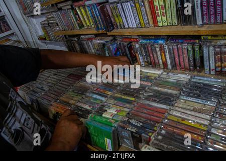 Bantul, Yogyakarta, Indonesien. Oktober 2023. Ein Ladenbesitzer bereitet in einem Musikgeschäft namens Toko Musik Luwes in Bantul physische Albumaufnahmen im Kassettenformat vor. Nach Angaben der Recording Industry Association of America (RIAA) steigen die Einnahmen aus Musik, die vor allem durch Streaming-Dienste, aber auch durch den Verkauf physischer Musikformate angetrieben werden. Der Bericht stellte fest, dass die Einnahmen aus physischen Musikformaten im Laufe der Jahre allmählich gestiegen sind. Der Gesamtumsatz für physische Musik stieg im vergangenen Jahr um 4 Prozent, angetrieben von einem 17-prozentigen Anstieg der Schallplatten. Physische Veröffentlichung von Musik Stockfoto
