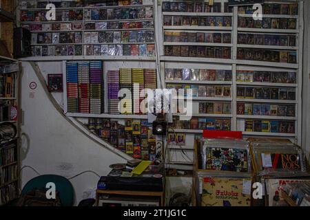 Bantul, Yogyakarta, Indonesien. Oktober 2023. Physische Albumaufnahmen im Kassetten- und Vinylformat werden in einem Musikgeschäft namens Toko Musik Luwes in Bantul ausgestellt. Nach Angaben der Recording Industry Association of America (RIAA) steigen die Einnahmen aus Musik, die vor allem durch Streaming-Dienste, aber auch durch den Verkauf physischer Musikformate angetrieben werden. Der Bericht stellte fest, dass die Einnahmen aus physischen Musikformaten im Laufe der Jahre allmählich gestiegen sind. Der Gesamtumsatz für physische Musik stieg im vergangenen Jahr um 4 Prozent, angetrieben von einem 17-prozentigen Anstieg der Schallplatten. Physische Releases Stockfoto