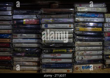 Bantul, Yogyakarta, Indonesien. Oktober 2023. Physische Albumaufnahmen im Kassettenformat werden in einem Musikgeschäft namens Toko Musik Luwes in Bantul ausgestellt. Nach Angaben der Recording Industry Association of America (RIAA) steigen die Einnahmen aus Musik, die vor allem durch Streaming-Dienste, aber auch durch den Verkauf physischer Musikformate angetrieben werden. Der Bericht stellte fest, dass die Einnahmen aus physischen Musikformaten im Laufe der Jahre allmählich gestiegen sind. Der Gesamtumsatz für physische Musik stieg im vergangenen Jahr um 4 Prozent, angetrieben von einem 17-prozentigen Anstieg der Schallplatten. Die physische Veröffentlichung von Musik geht weiter Stockfoto