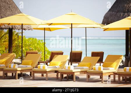 Malediven, Liegestühle und Sonnenschirm am Strand für Luxus, Reise oder Sommervilla für Urlaub oder Urlaub. Tropisch, Freizeit und Meer für Resort, Entspannung Stockfoto